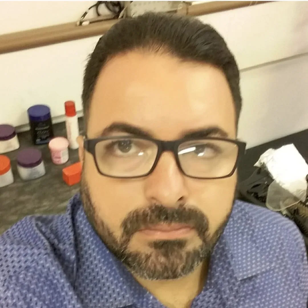 Foto de Ademir Leal, cabeleireiro e visagista do Ateliê Villa São Francisco